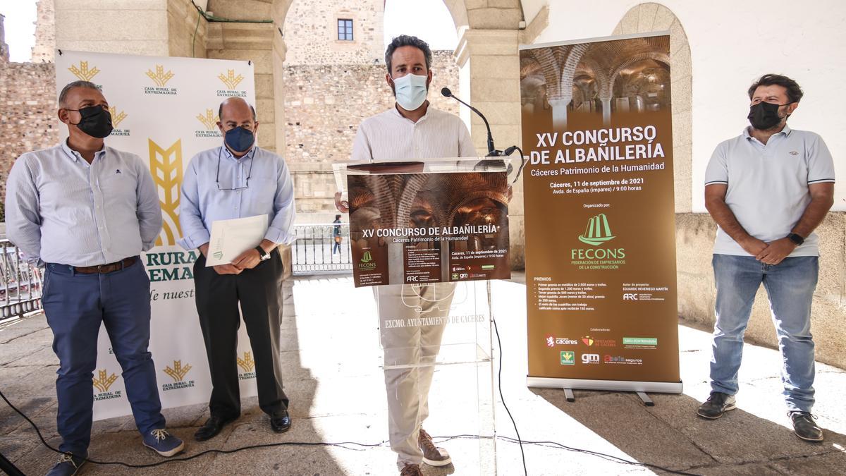 El concejal Andrés Licerán junto a los organizadores del concurso de albañilería de Cáceres, este jueves.