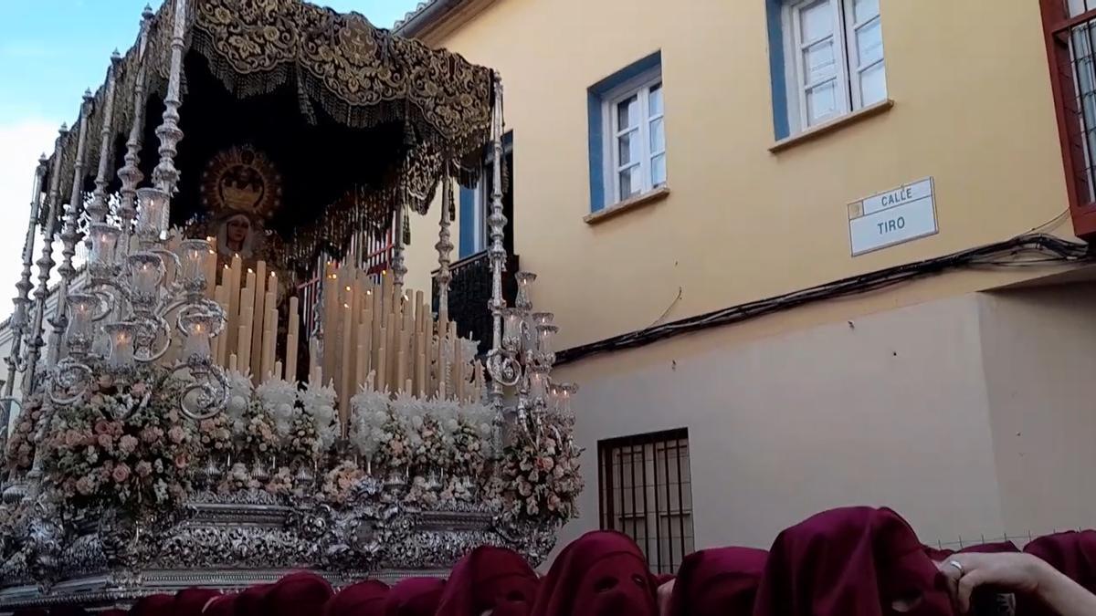 La Virgen de la Salud entra a calle Trinidad desde Tiro