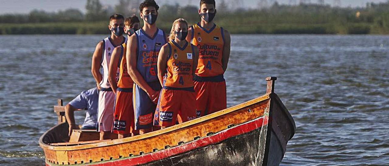 Presentación en l’Albufera de las nuevas camisetas. | F. CALABUIG