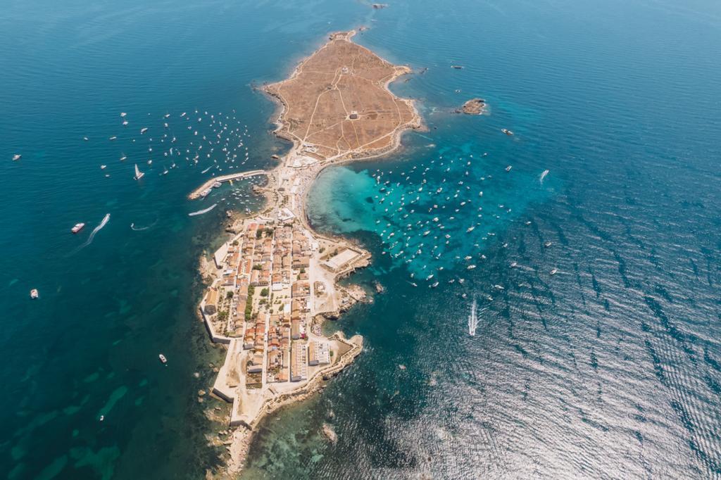 Tabarca es un destino de primer nivel gracias a sus playas de aguas cristalinas y su coqueto puerto marinero.