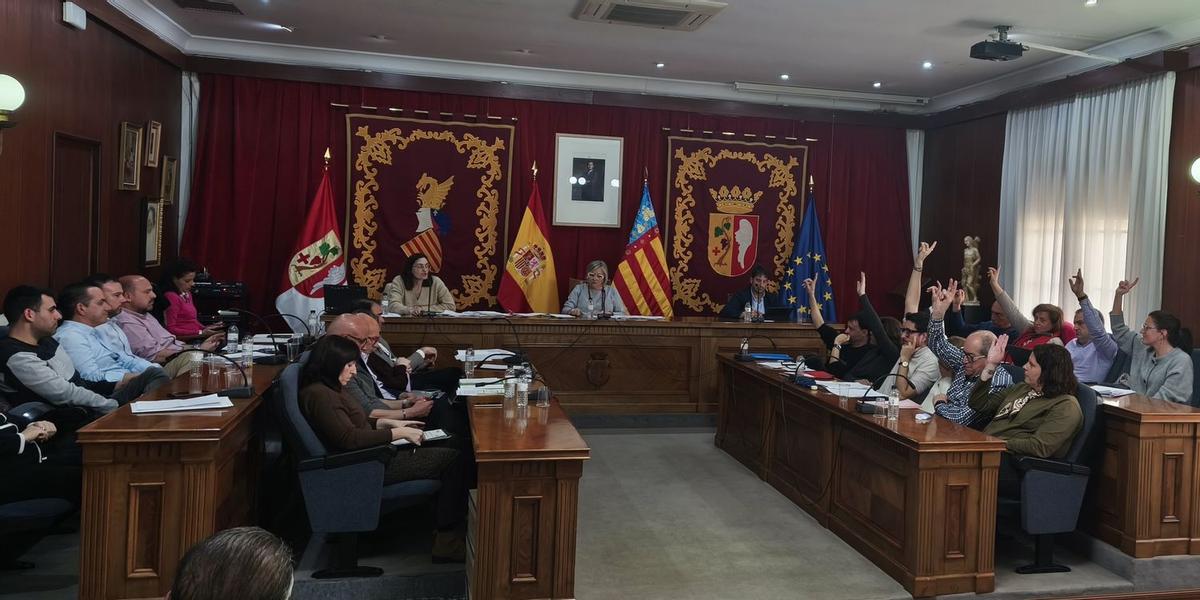 Imagen de momento en el que los ediles del PSPV y Compromís votaban en contra de la modificación del Reglamento de Normalización Lingüística de Vinaròs.