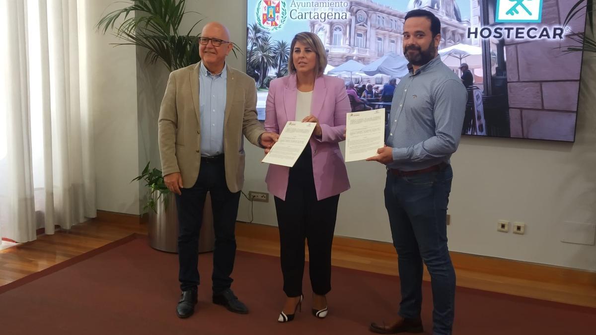 Firma del convenio entre el Ayuntamiento de Cartagena y Hostecar, este martes.