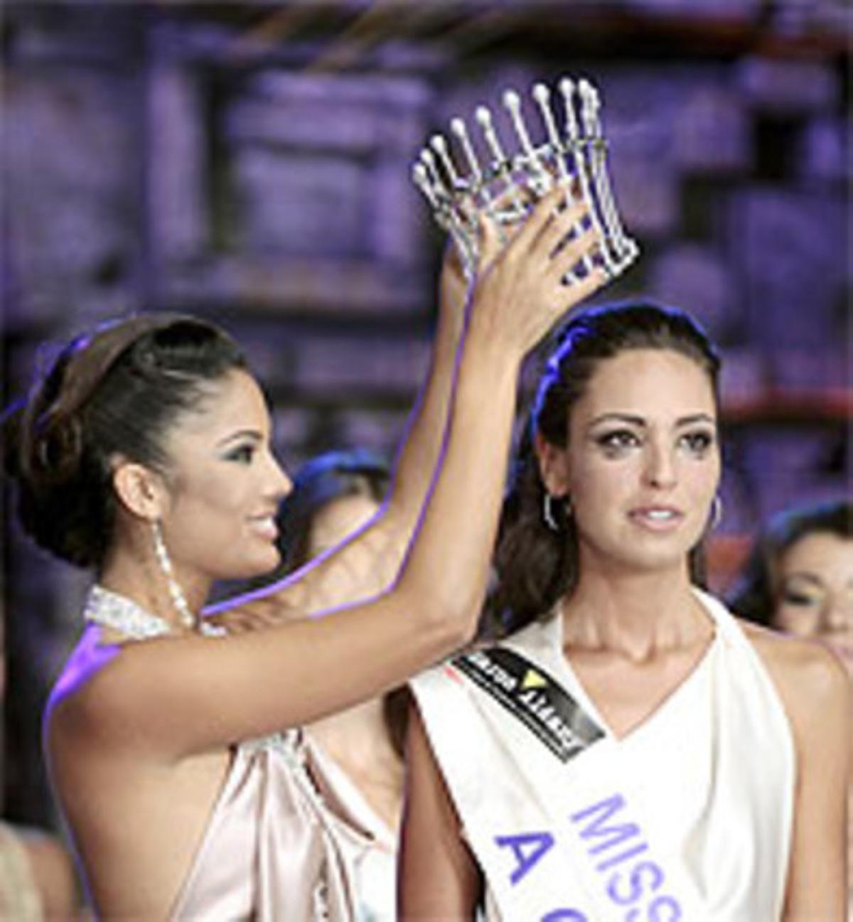 Patricia Rodríguez, Miss Espanya 2008, corona Estíbaliz Pereira Rabade. Patricia Rodríguez, Miss Espanya 2008, corona Estíbaliz Pereira Rabade.