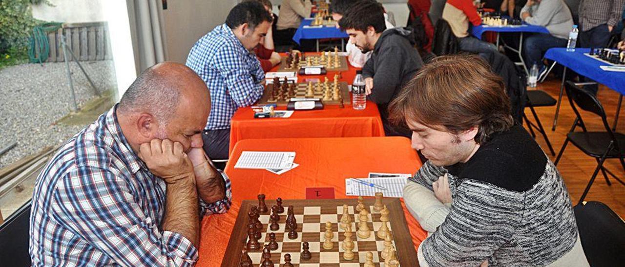 Santi Juan (izquierda), en su partida de Preferente ante Sebastià Massanet.