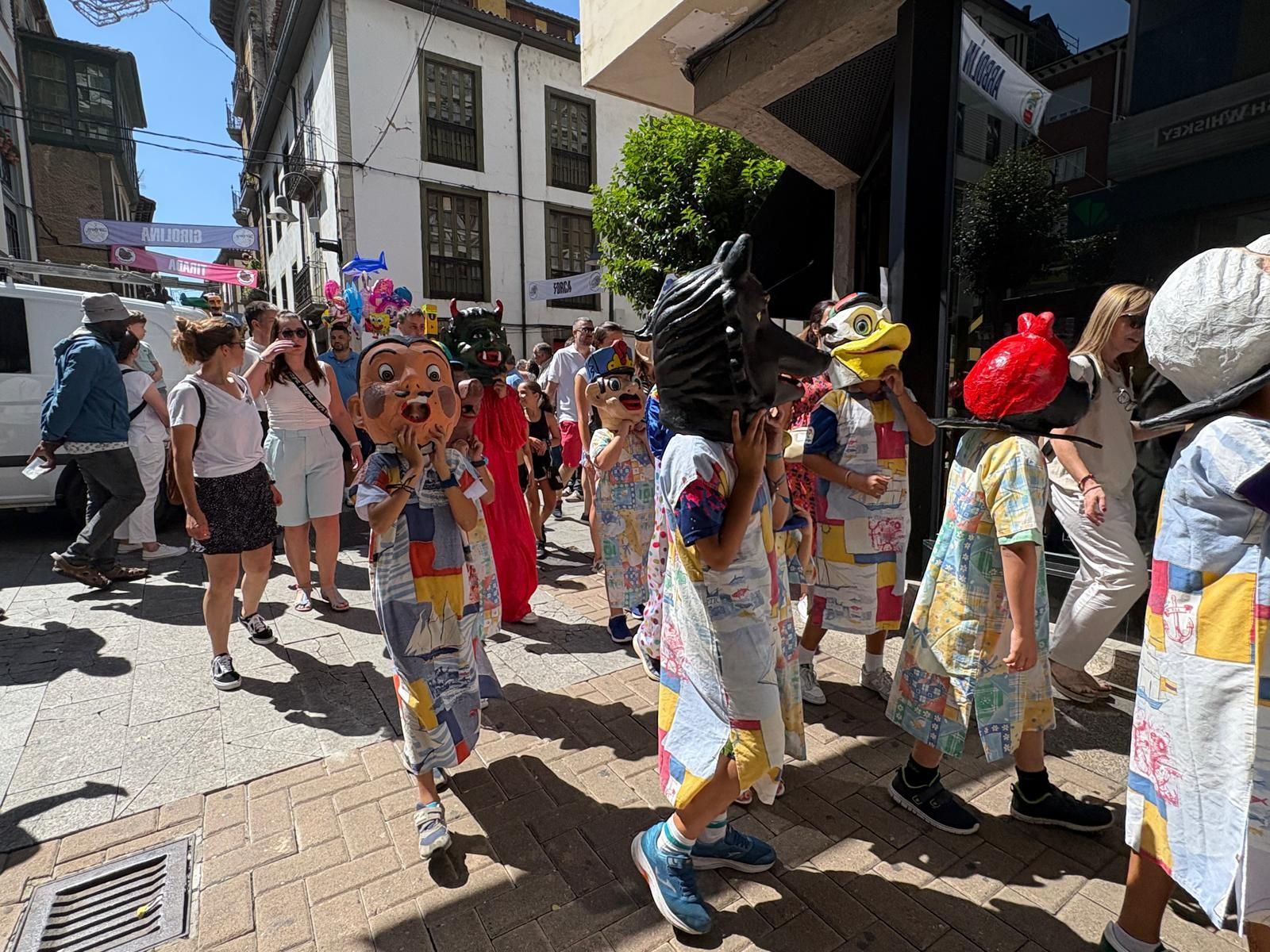 Los gigantes y cabezudos llenan de color y música Cangas del Narcea