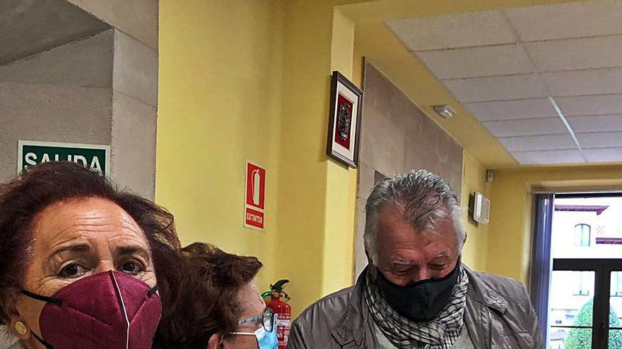 Por la izquierda, Joaquina Colunga, Rosa Mari Noval y Miguel Ángel Fuente, ayer, en el registro del Ayuntamiento de Noreña. | Inés Gago