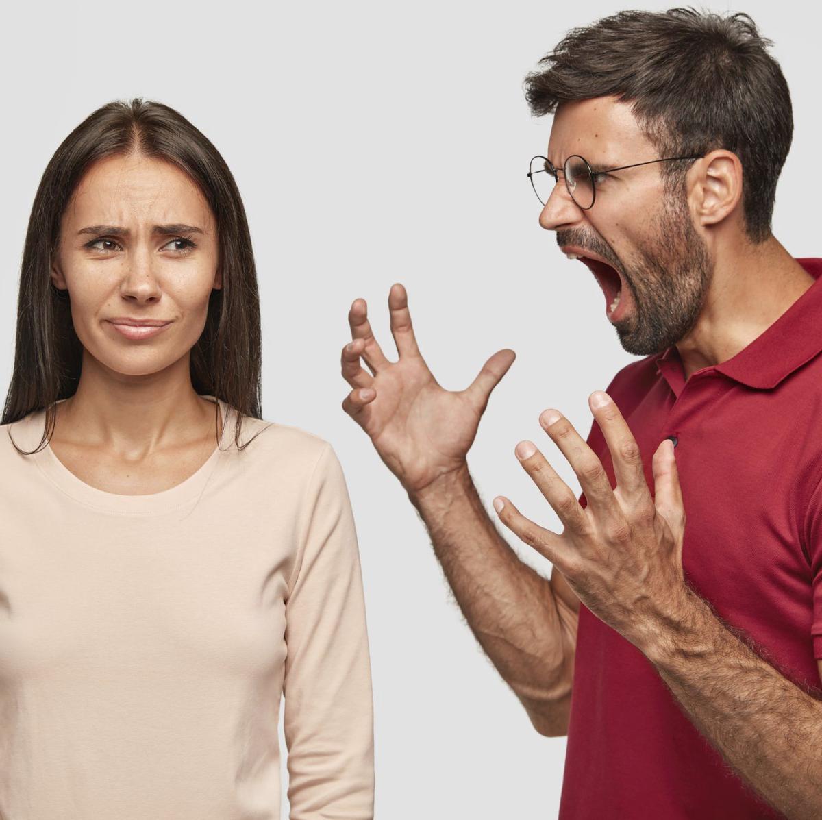 Un hombre y una mujer discutiendo