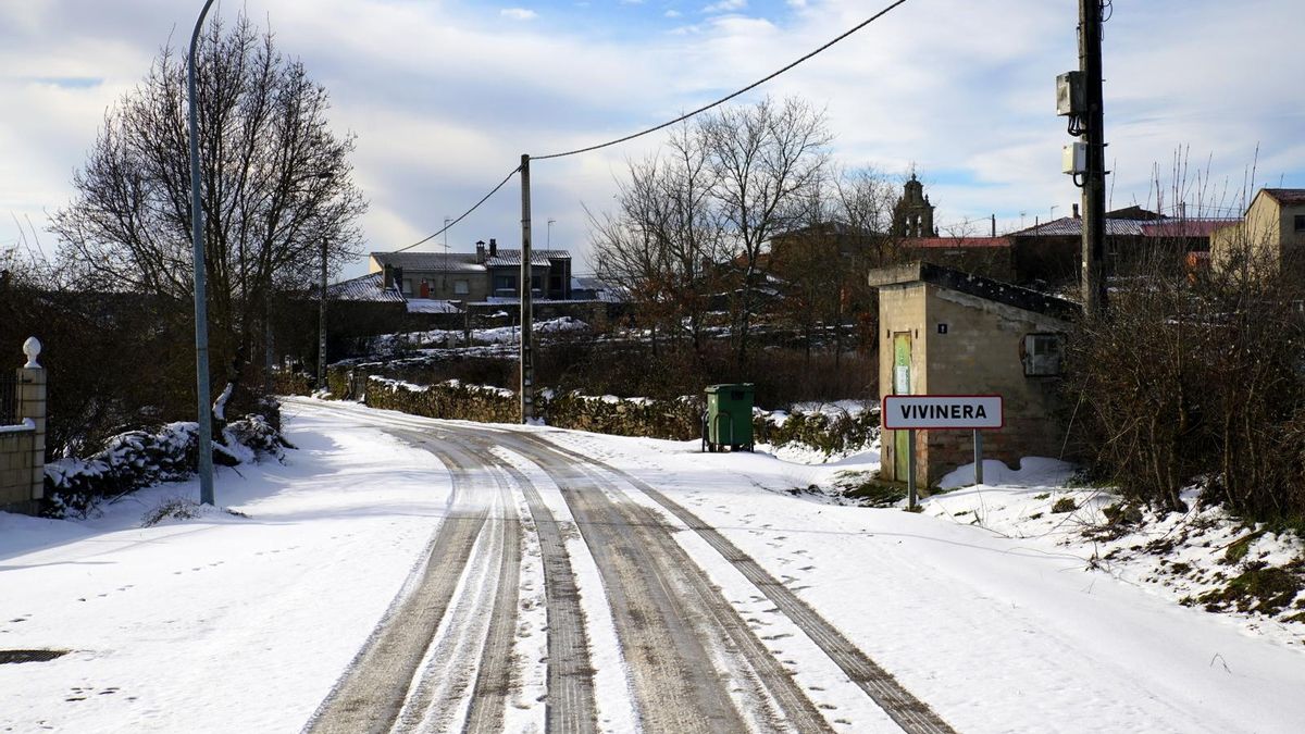 Acceso a la localidad de Vivinera tras la nevada registrada durante el fin de semana.