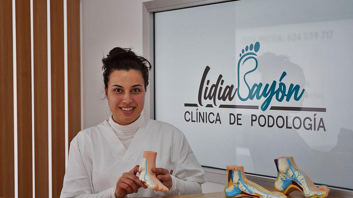 La vilanovense Lidia Bayón posa en su clínica de la calle Rosalía de Castro de Lalín.   | // BERNABÉ