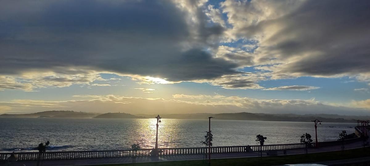 El sol se abre paso entre las nubes en A Coruña en las primeras horas de este día primaveral.