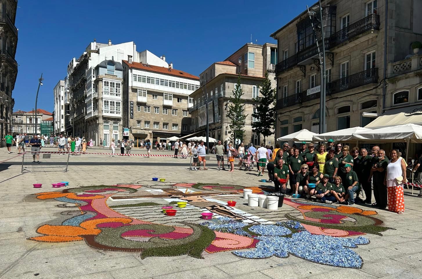 Vecinos de Ponteareas confeccionan una alfombra con motivo de la festividad del Cristo de la Victoria. En la imagen, está presente la alcaldesa, Nava Castro, con varios vecinos de la Asociacion de Alfombristas do Corpus Christi.