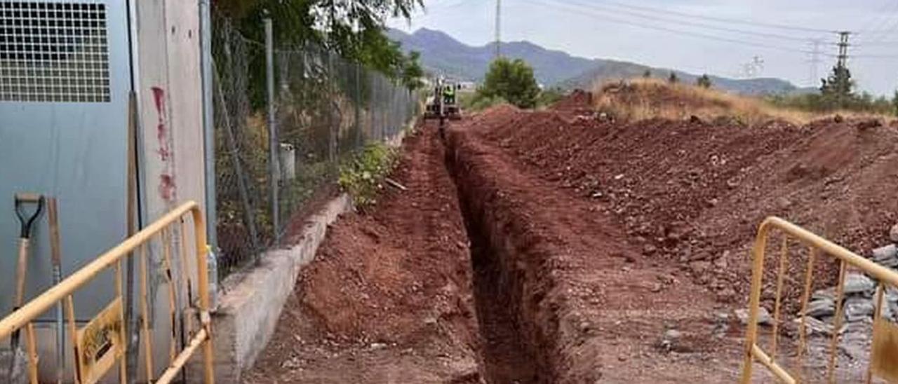 El Ayuntamiento de la Vall se ha hecho cargo de la apertura de la zanja para soterrar una línea eléctrica de media tensión en los terrenos afectados por el puente. | MEDITERRÁNEO