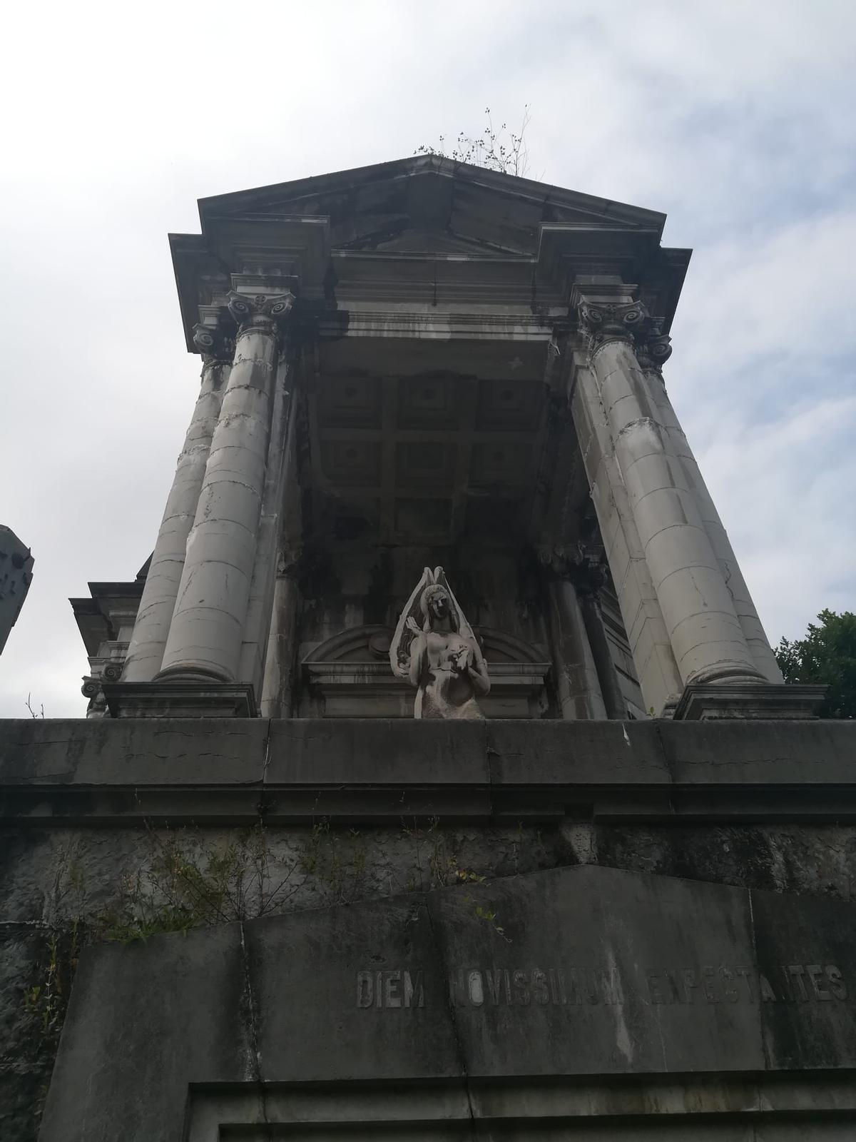 Vista del ángel de estilo modernista del pórtico