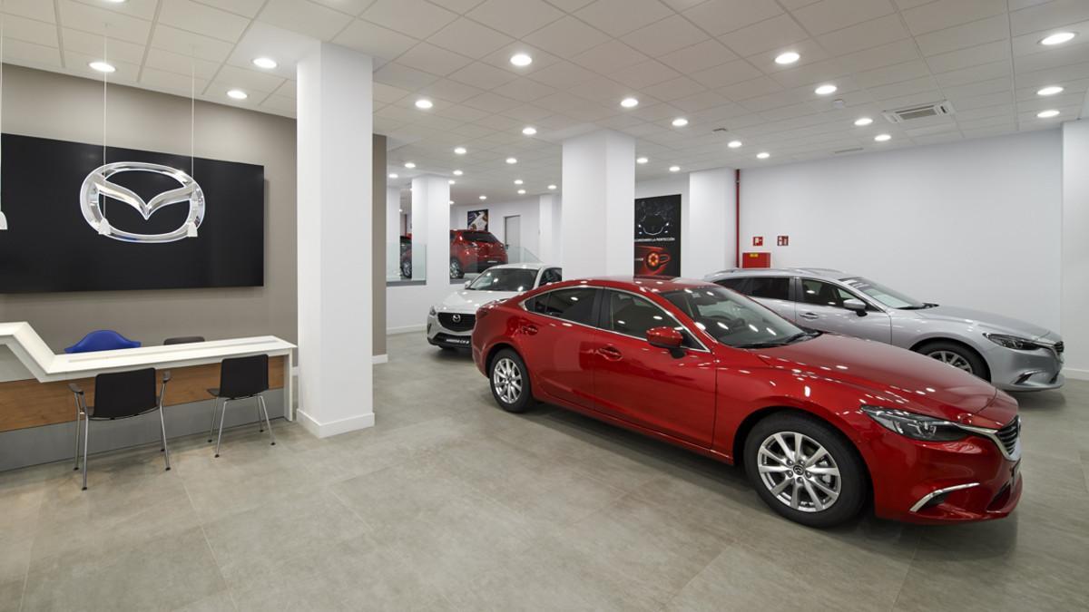 Interior de un concesionario de Mazda.