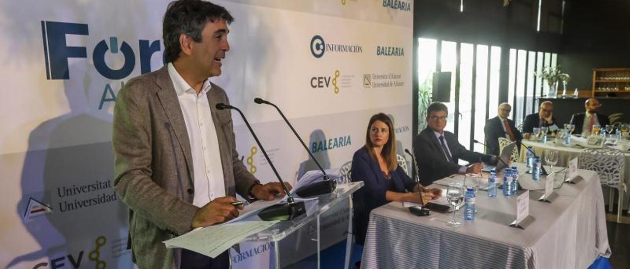 Un instante de la intervención del secretario de Estado de Economía, Gonzalo García, durante la celebración del Foro Alicante. | HÉCTOR FUENTES