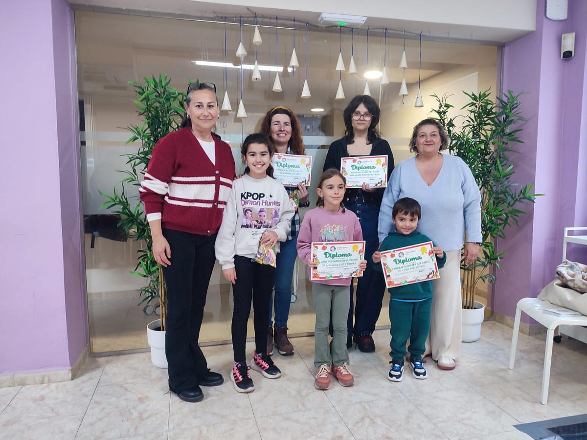 Entrega de los premios a las niñas y niños ganadores del concurso de postales de Navidad.