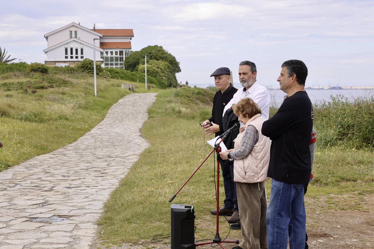 Un momento de la lectura del discurso por parte de Paz Fernández Felgueroso, con la antigua casa de Rosario de Acuña al fondo, en El Cervigón.