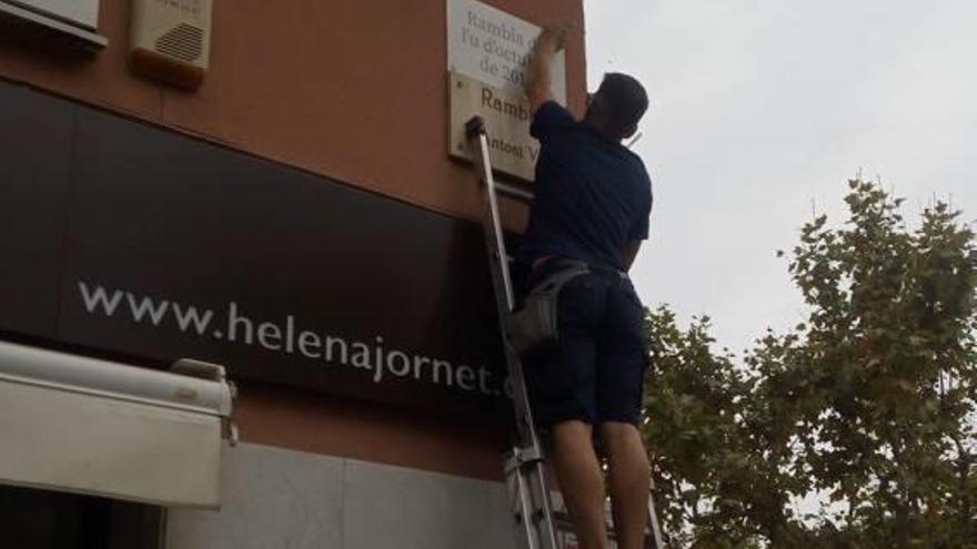 Un treballador municipal retira, dilluns passat, 1 d&#039;octubre, la placa col·locada pel CDR a la Rambla.