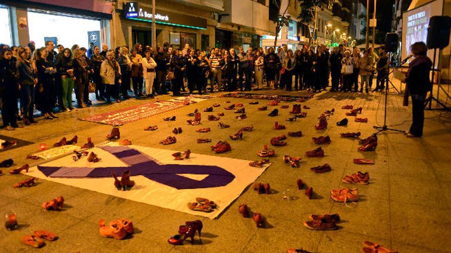 Zapatos y claveles por las víctimas