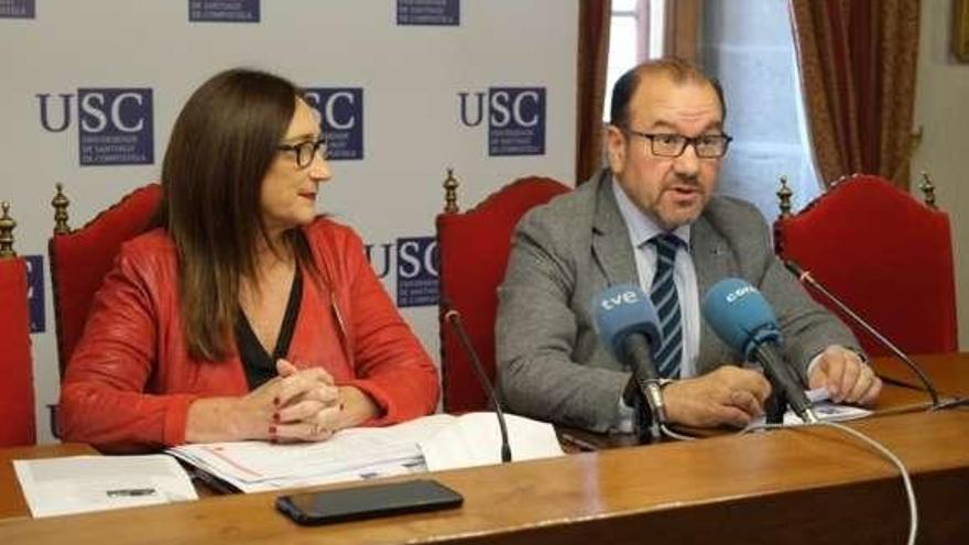 Victoria Otero y el rector Antonio López, ayer, en Santiago. // USC