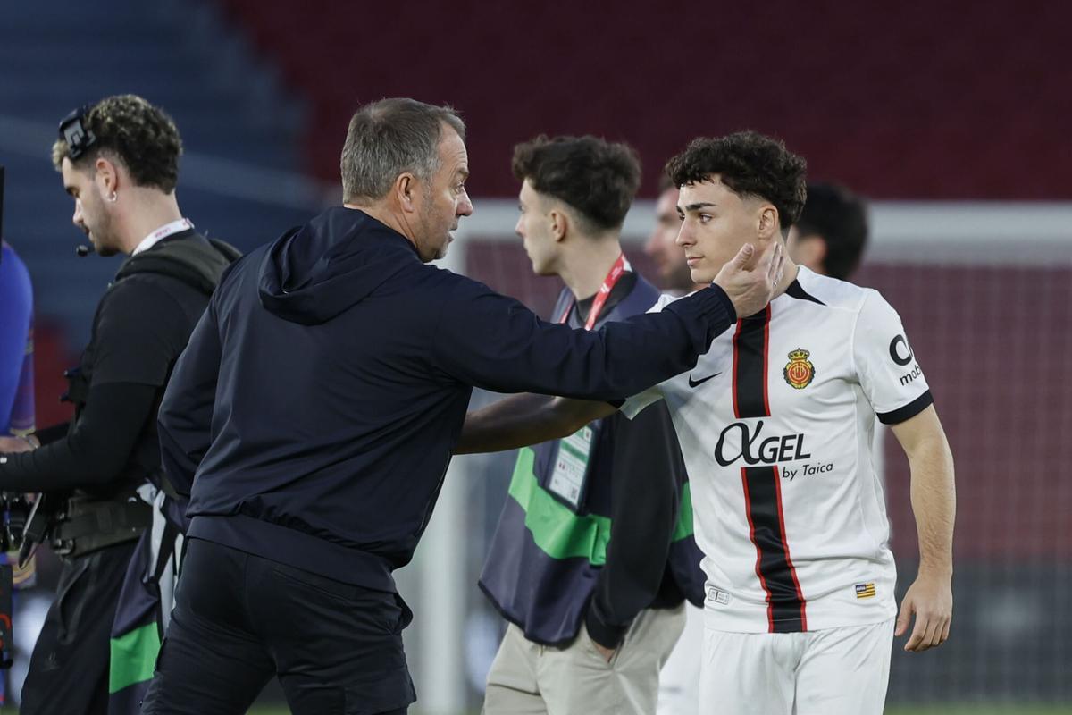 Hansi Flick y Jan Virgili se saludan tras el Barça-Mallorca en el Spotify Camp Nou