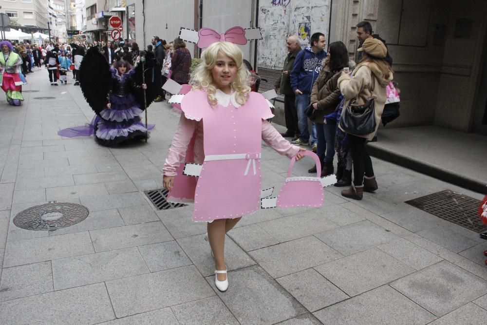 Un concurrido desfile de disfraces infantil inaugura las jornadas de comparsas en Marín