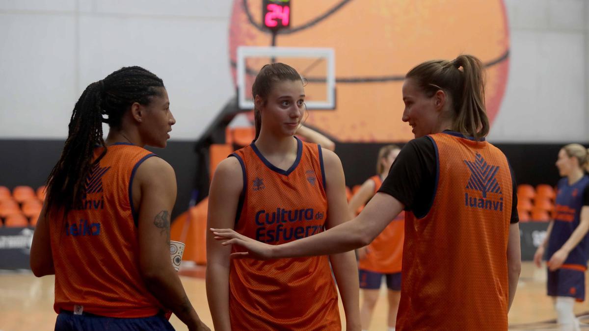 Jugadoras del Valencia Basket, en L'Alqueria