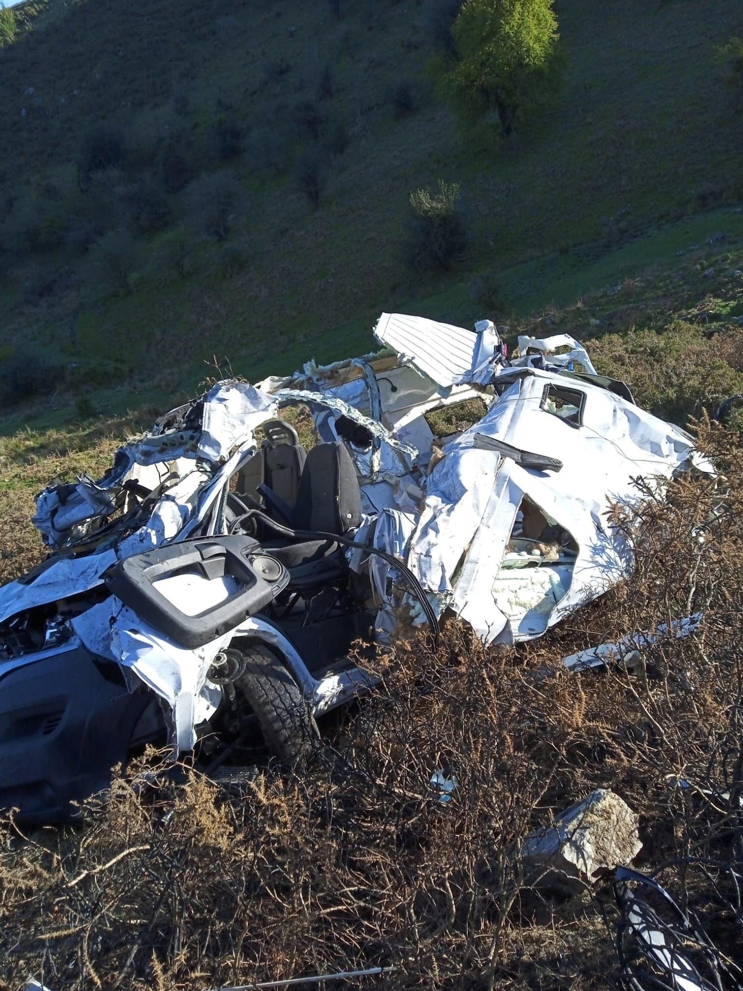 Así quedo la autocaravana que cayó por un desnivel en Onís