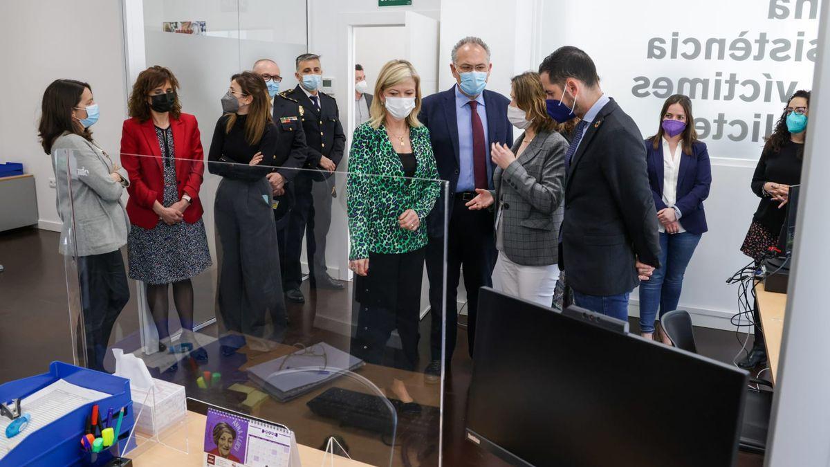 La consellera Gabriela Bravo, esta mañana, durante la inauguración de la oficina de Mislata.