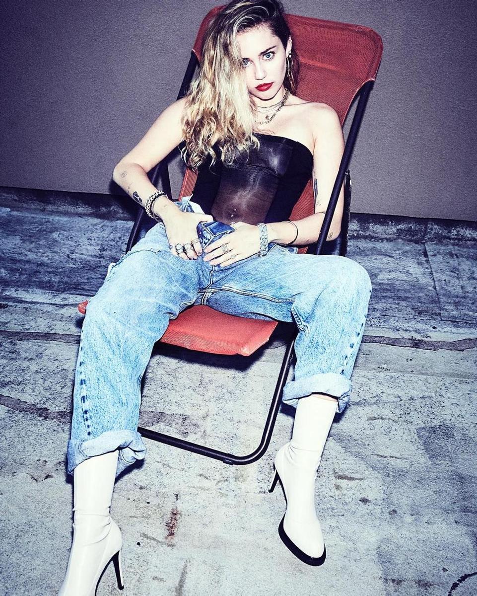 Miley a lo Olivia Newton John pero moderna