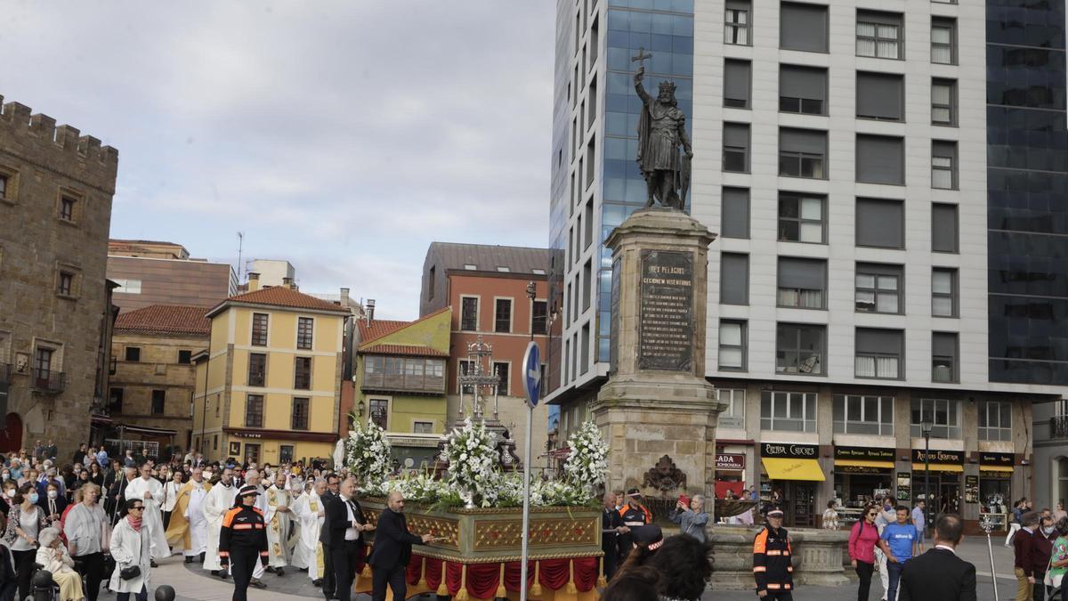 Procesión por la festividad del Corpus Christi, en Gijón.