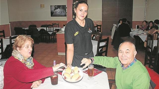 La Feria del Serranito de El Carpio vende 3.500 unidades de este «plato típico»
