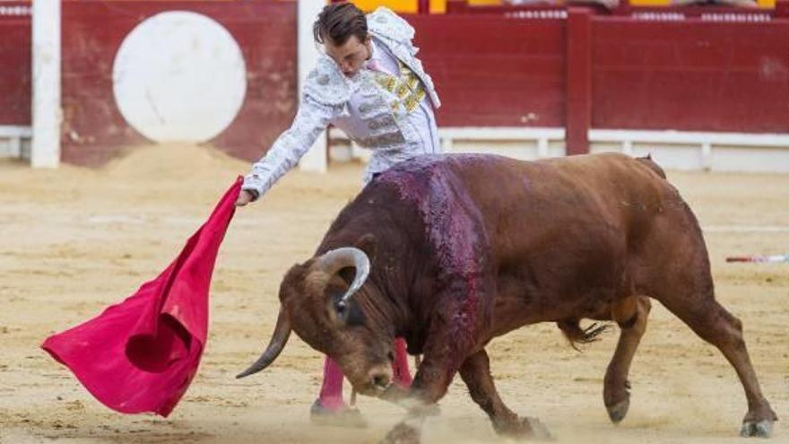 El alicantino Jorge Rico, en la novillada de ayer, último festejo del abono de la Feria.