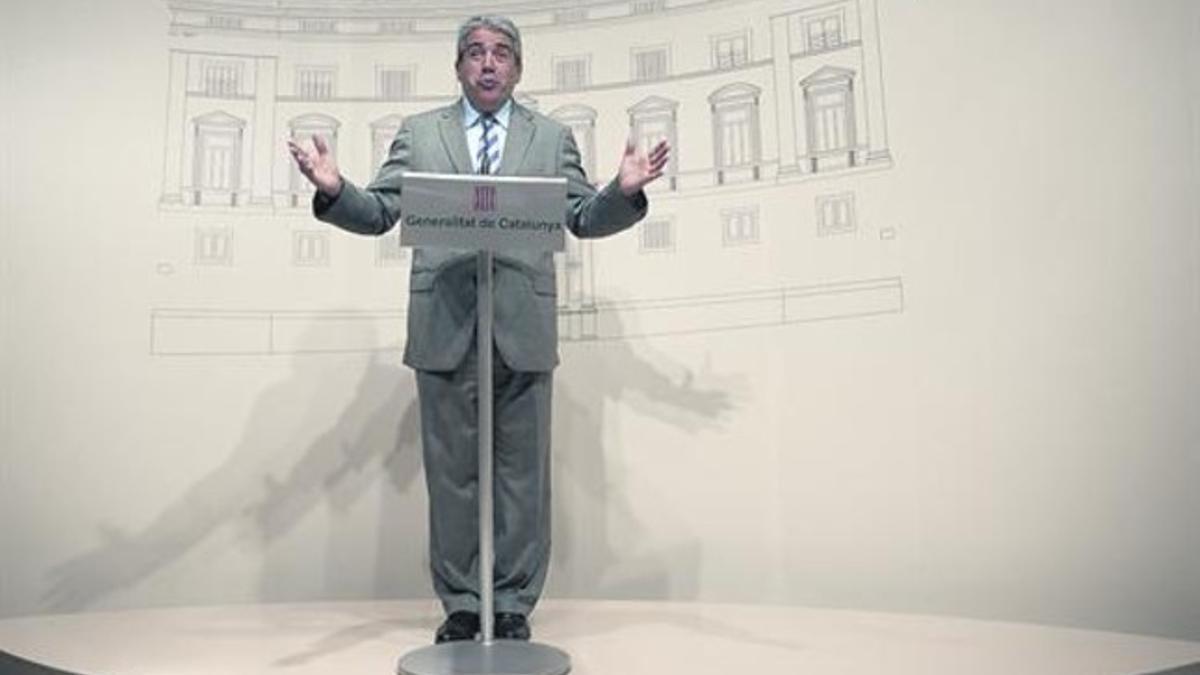 El 'conseller' de Presidència y portavoz del Govern, Francesc Homs, durante su comparecencia de ayer en el Palau de la Generalitat.