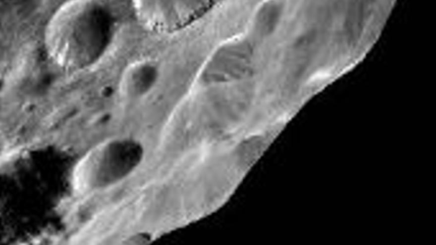 La sonda ´Cassini´ envía las primeras fotos de la luna Febe