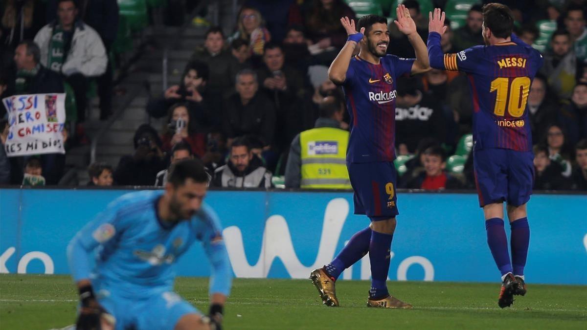 Suárez y Messi celebran uno de los goles al Betis ante el portero Adán.