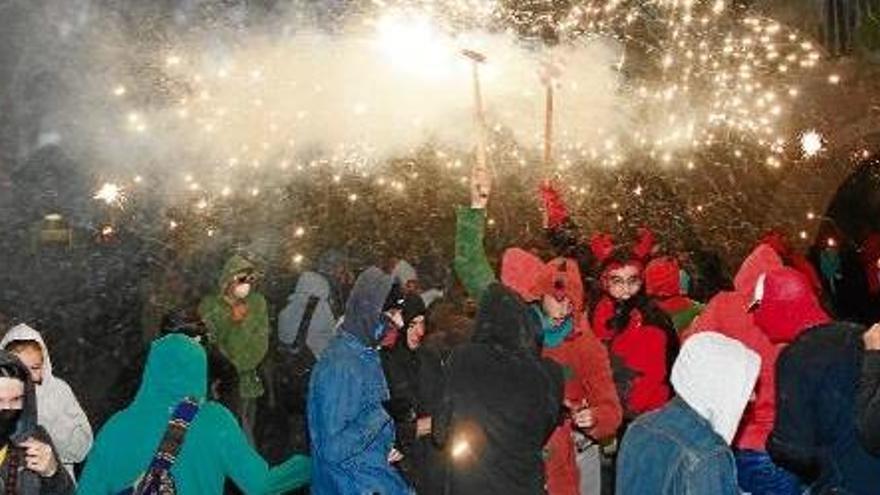 Els Diables omplen de foc i pólvora el Barri Vell de Girona