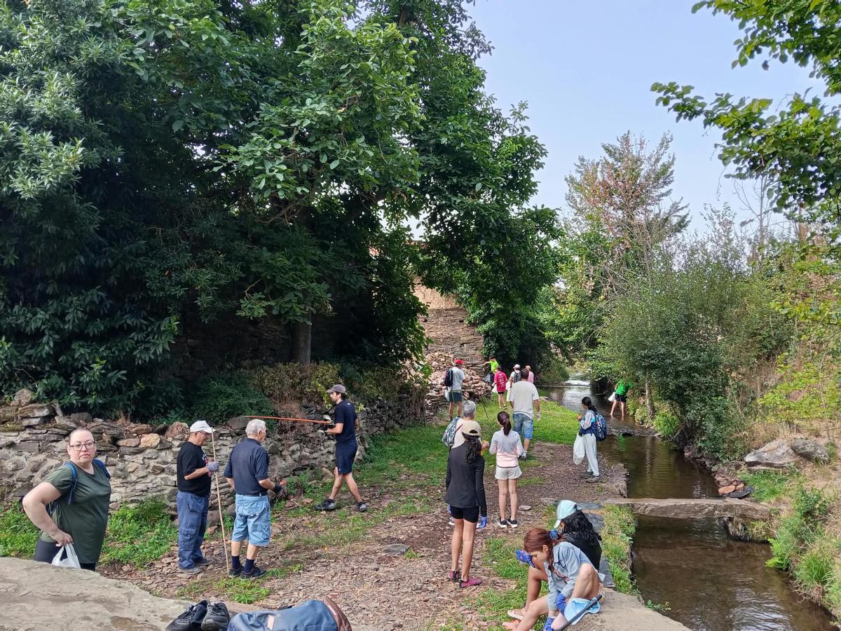 Vecinos de Riofrío se remangan para limpiar las aguas de su río