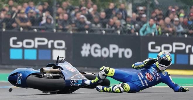 El piloto italiano de Moto2, Andrea Locatelli, del Italtrans Racing Team, cae durante la carrera de Moto2 del Gran Premio de Motociclismo de Francia en la pista de Le Mans.