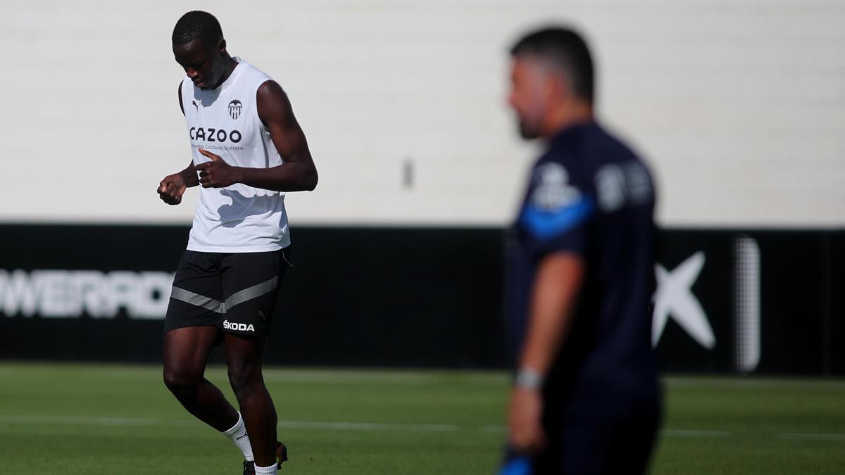 Diakhaby, durante un entrenamiento con el Valencia CF