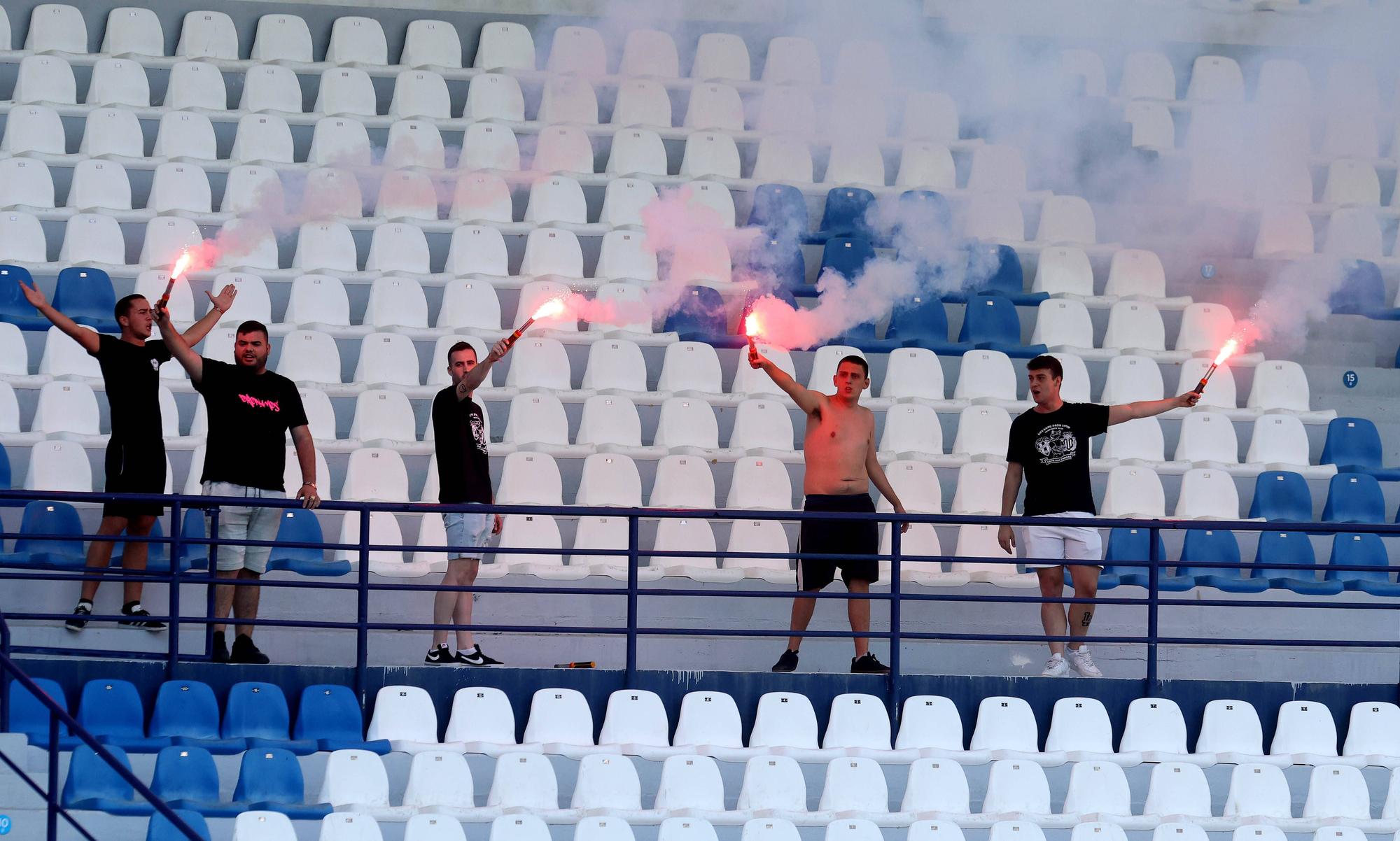 Ambiente de Primera en el entrenamiento a puertas abiertas