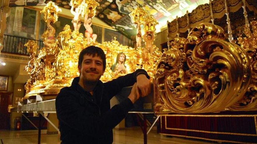 Miguel Gutiérrez junto al trono del Nazareno del Paso.