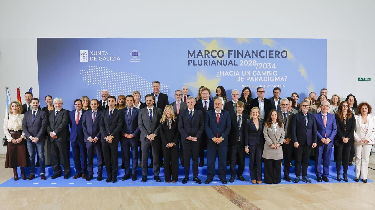 El presidente de la Xunta, Alfonso Rueda, posa con los consejeros y representantes de las regiones españolas; la vicepresidenta de Aragón María del Mar Vaquero (5i), el vicepresidente de Castilla y la Mancha, José Luis Guijarro, (7i), el consejero de Hacienda Asturias, Guillermo Peláez, (3i) entre otros, antes de inaugurar la reunión de la delegación española del Comité Europeo de las Regiones 'Mesa-Debate Marco Financiero Plurianual 2028-2034. '¿Hacia un cambio de paradigma?' , este martes en Santiago