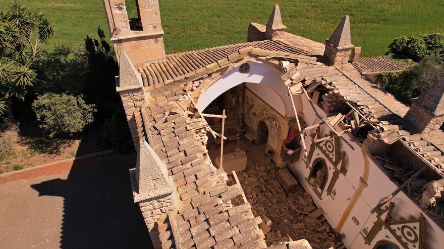 Así se ve el derrumbe de la cubierta de la iglesia de Son Negre, en Manacor, desde el aire