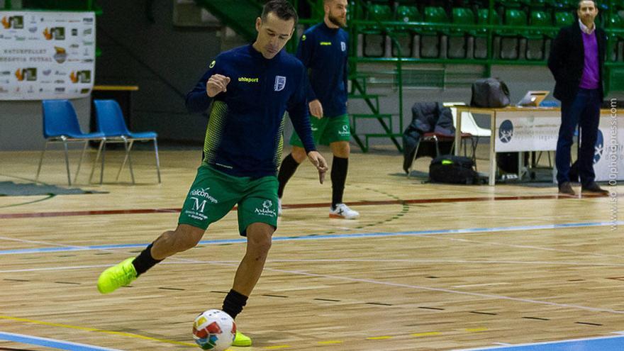 Crispi, durante un calentamiento del UMA Antequera en la presente temporada.