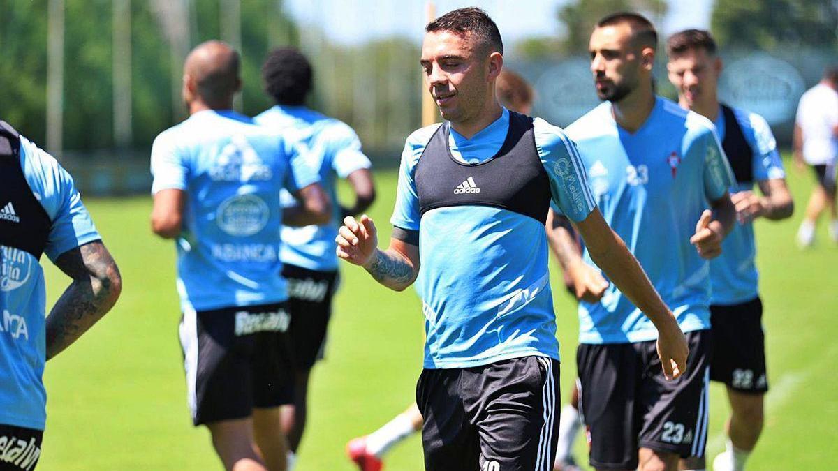 Aspas, Brais Méndez y Mina, en un entrenamiento del Celta en A Madroa.