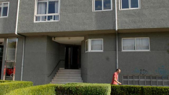 Portal del edificio en el que vivían los chabolistas