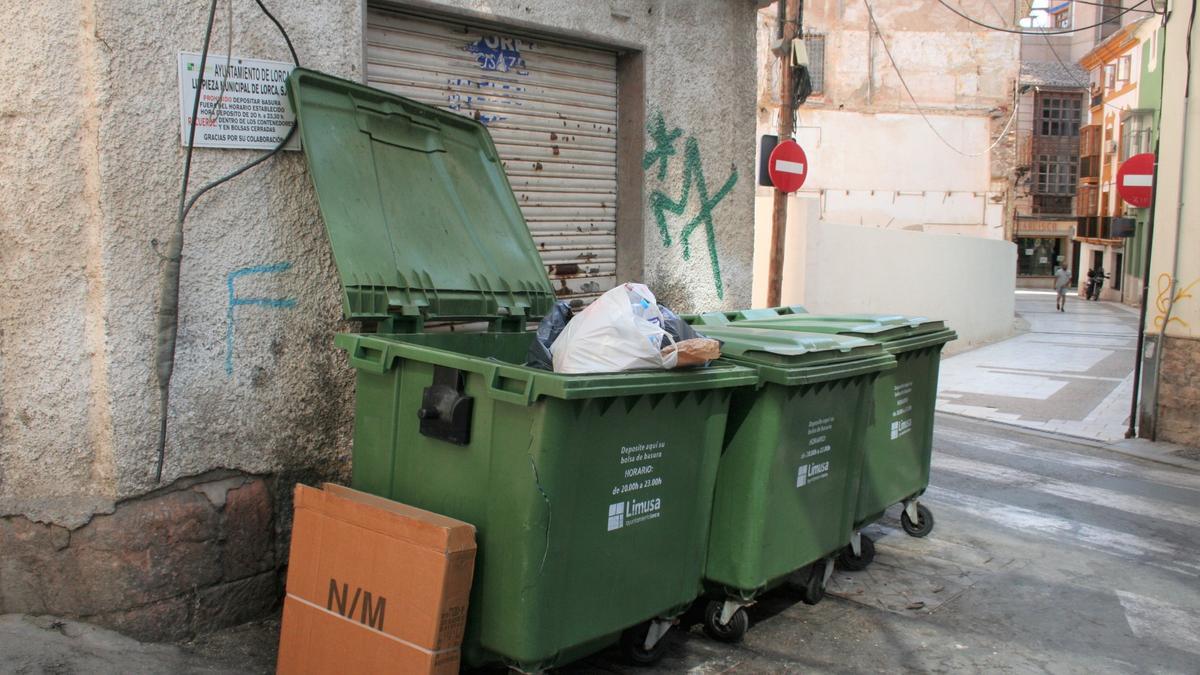 Contenedores repletos de basura y cajas fuera de ellos en la Casa del Reloj, en pleno casco antiguo de la ciudad.