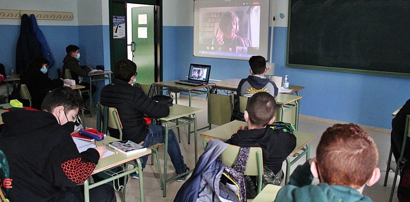 Un grupo de alumnos, ayer, siguiendo la ponencia de Ana Alcolea. | T. Cascudo