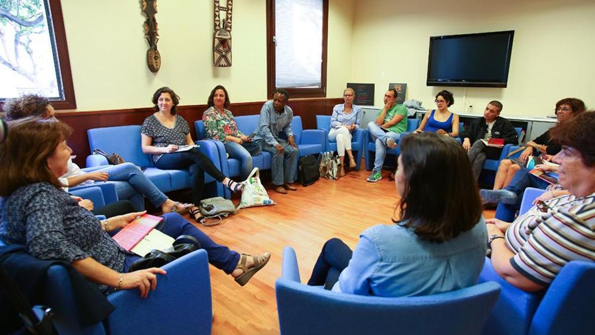 Reunión del club de lectura de Casa África.